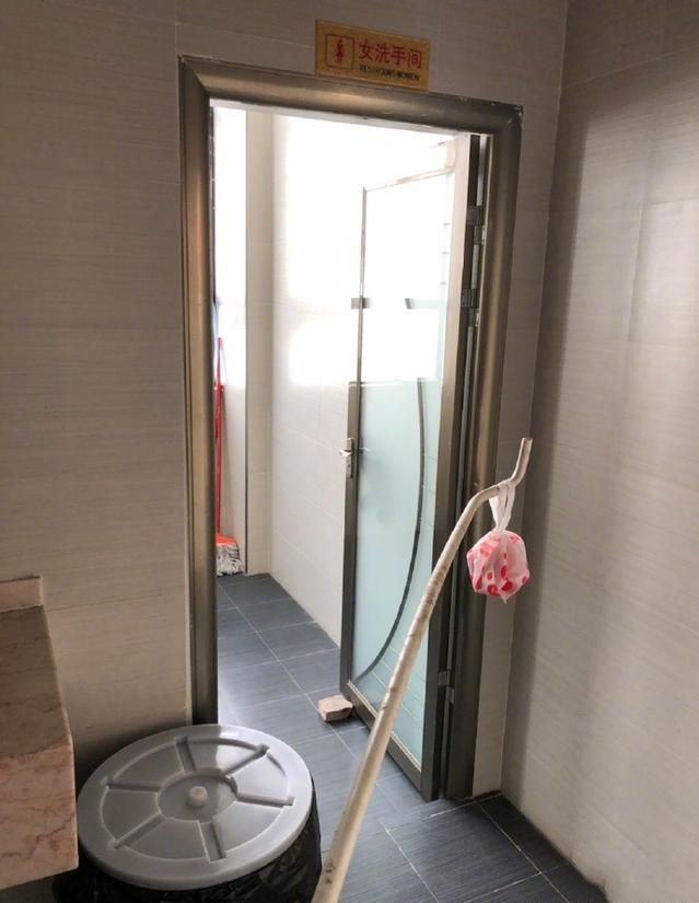 女子在洗手间突然来姨妈,点了外卖送来卫生巾,小哥做法很机智