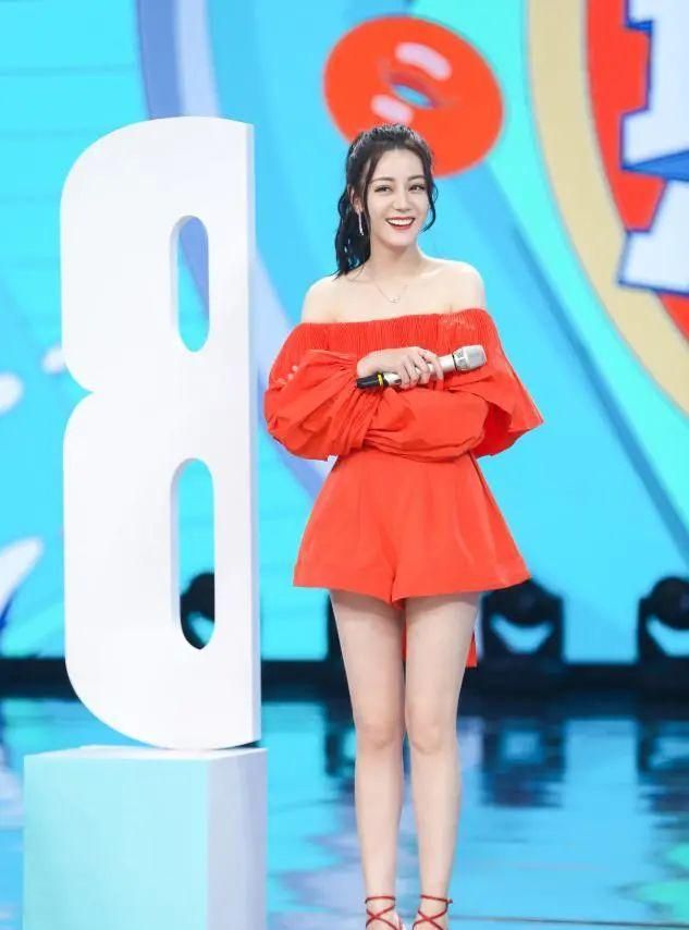迪丽热巴终于不吝啬好身材,穿抹胸裙身材太紧致