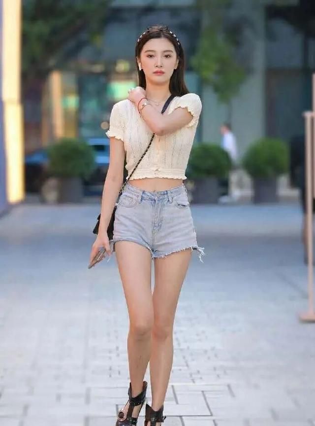 逛街也要穿得优雅,牛仔短裤 高跟鞋,过了40岁的女人也