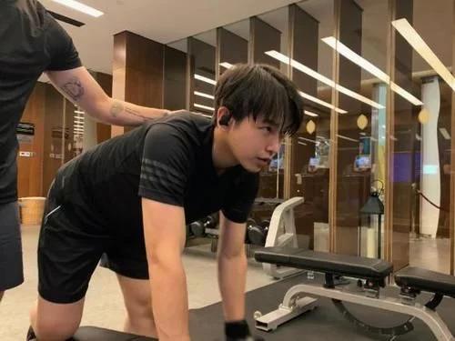 彭昱畅健身房做运动，当50岁的男教练出镜时，真以为报错年龄了