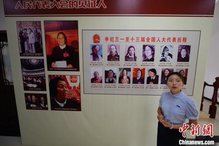 对王瑞霞而言,申纪兰事迹不再是冰冷的解说词,而一件件具体的事,一句句暖心的话。 韦亮 摄