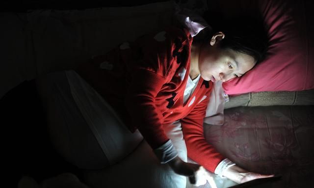 女人进入更年期,容易骨质疏松?年轻时做好4事,老了关节不疼痛