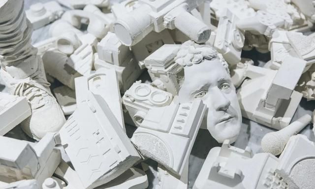 RR · ART|天生色弱的他,为何被誉为“下一个 Kaws”?