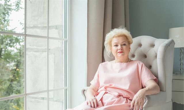 女人进入更年期,容易骨质疏松?年轻时做好4事,老了关节不疼痛