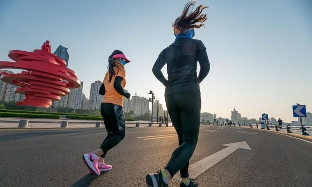 女人进入更年期,容易骨质疏松?年轻时做好4事,老了关节不疼痛
