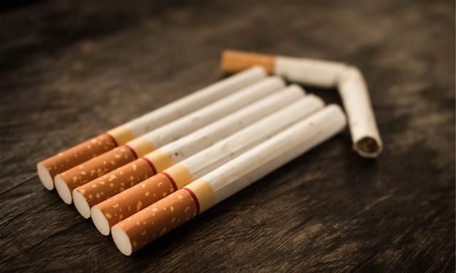 女人进入更年期,容易骨质疏松?年轻时做好4事,老了关节不疼痛