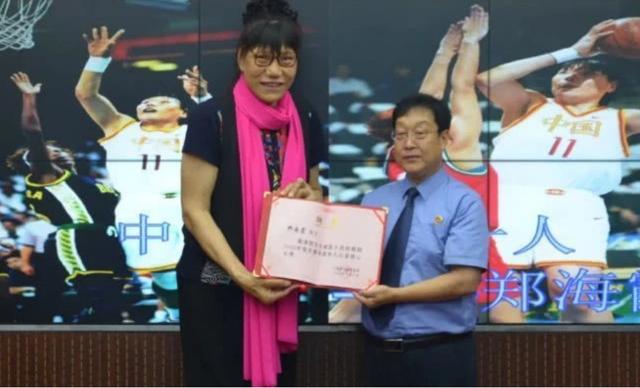国民优质偶像!女篮第一人郑海霞关爱祖国未来,孩子们收获满满