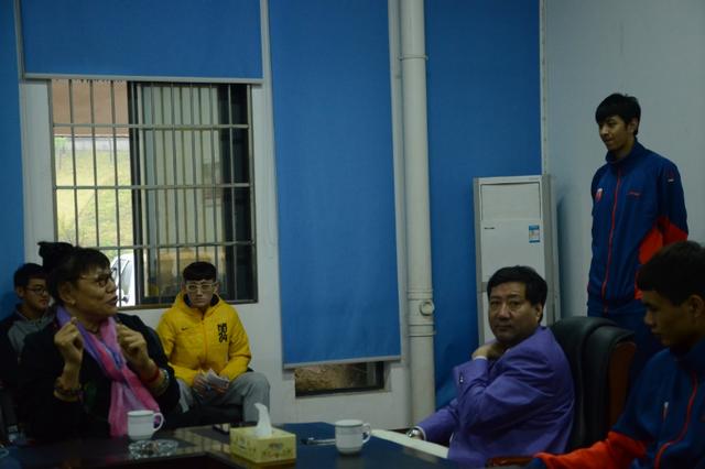 国民优质偶像!女篮第一人郑海霞关爱祖国未来,孩子们收获满满