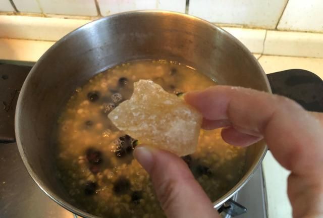 夏天真正解暑的不是冷饮,而是这碗汤,隔三差五喝一点,清凉一夏