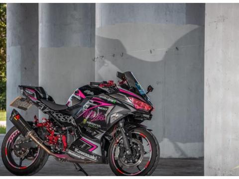 女骑士跟她的改装Ninja400，你更喜欢哪一个？