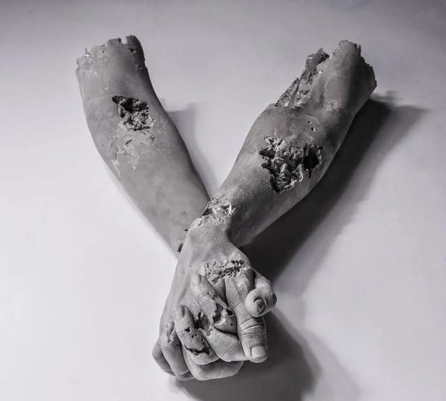 RR · ART|天生色弱的他,为何被誉为“下一个 Kaws”?