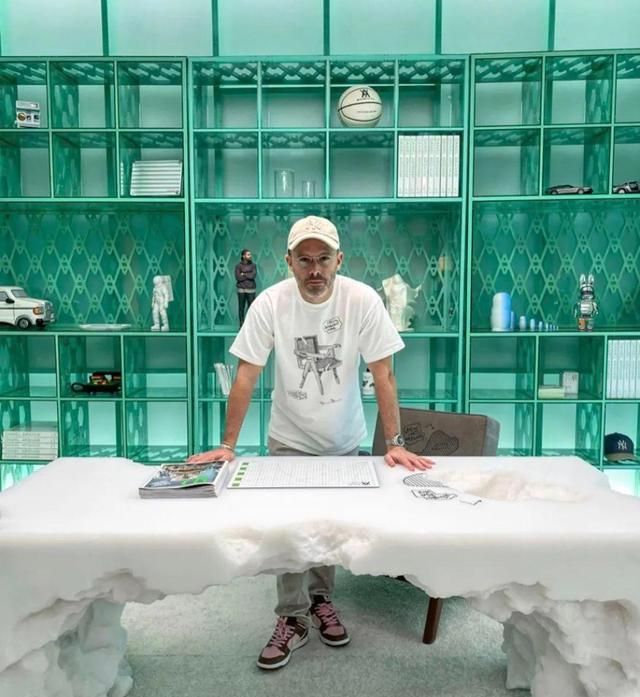 RR · ART|天生色弱的他,为何被誉为“下一个 Kaws”?