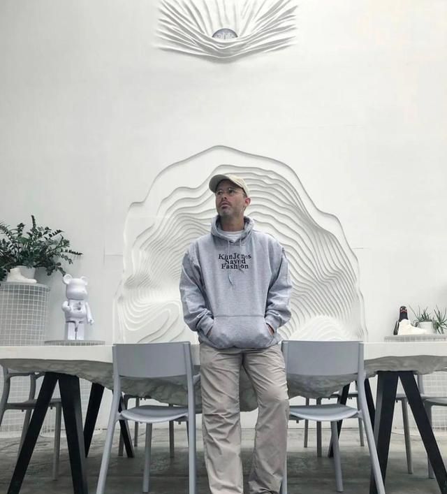 RR · ART|天生色弱的他,为何被誉为“下一个 Kaws”?