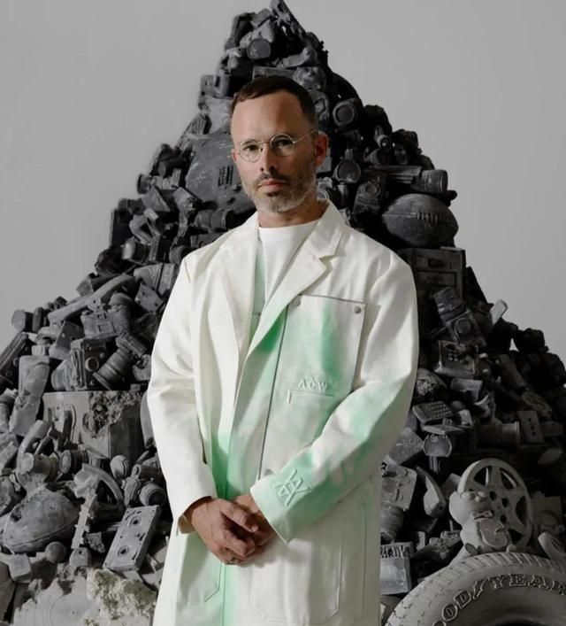 RR · ART|天生色弱的他,为何被誉为“下一个 Kaws”?