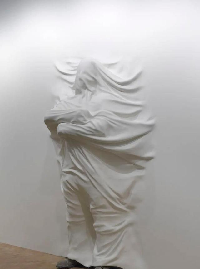 RR · ART|天生色弱的他,为何被誉为“下一个 Kaws”?