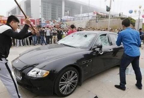 刚买的玛莎拉蒂去做保养，不满4S店服务态度，小伙当街抡锤砸毁