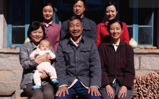 他是国家一级演员,四岁就认识了妻子,今结婚37年无绯闻