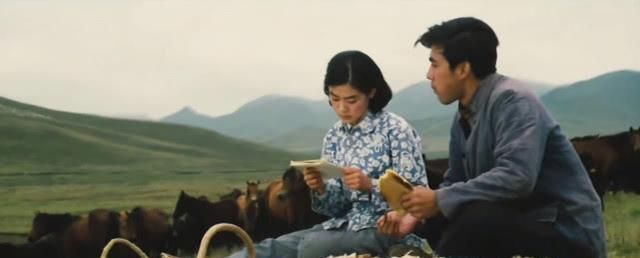 38年后,老电影《牧马人》再次火了:贫困时期的爱情,为何有魅力