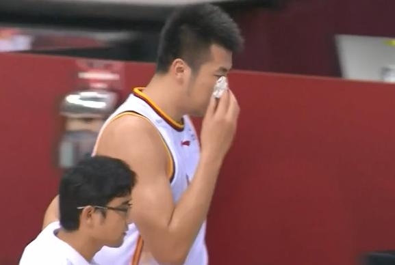 CBA又一球员惨遭肘击,抢篮板被队友误伤,这运气真够差,附动图