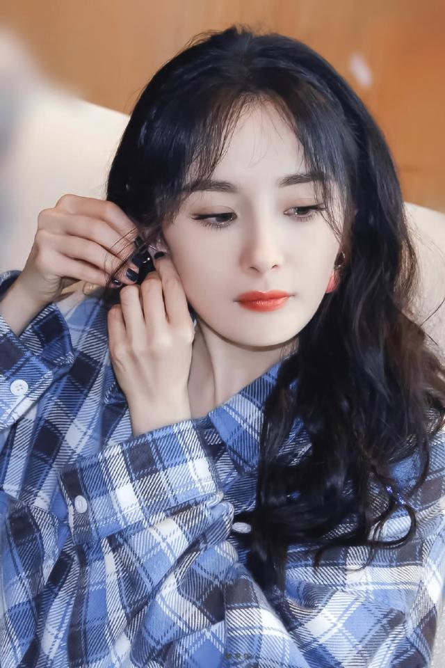 34岁杨幂全脸自拍照曝光,戴水蜜桃耳环很优雅,造型少女感满满