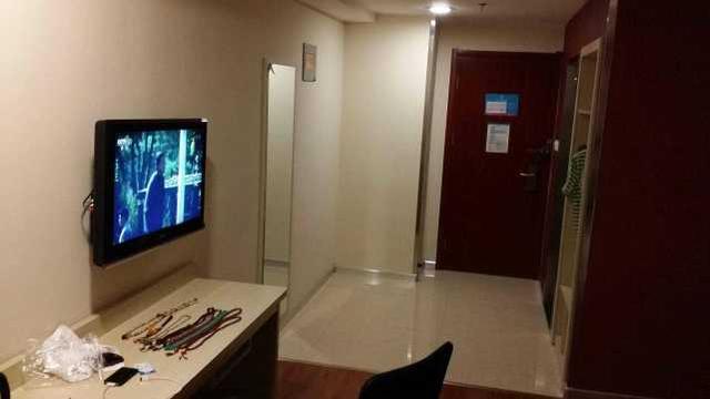 为何住酒店时,要拔掉电视机的插头?很多人不懂,后悔了