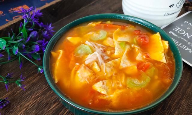 天热,别炖排骨汤了,这4样食材煮1锅,汤鲜味美不油腻,全家爱喝