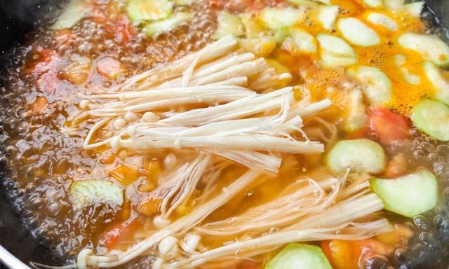 天热,别炖排骨汤了,这4样食材煮1锅,汤鲜味美不油腻,全家爱喝