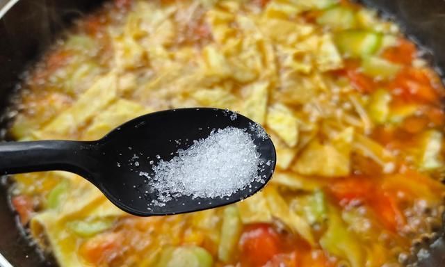 天热,别炖排骨汤了,这4样食材煮1锅,汤鲜味美不油腻,全家爱喝