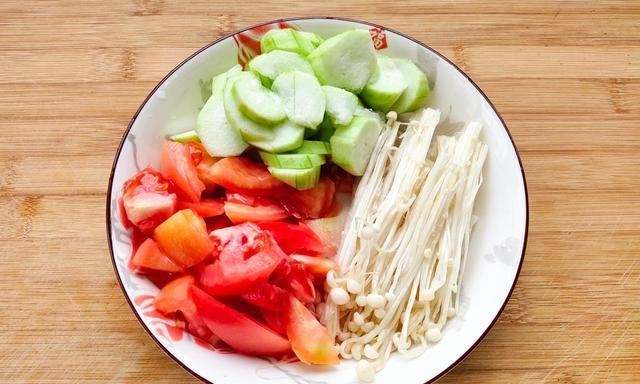 天热,别炖排骨汤了,这4样食材煮1锅,汤鲜味美不油腻,全家爱喝