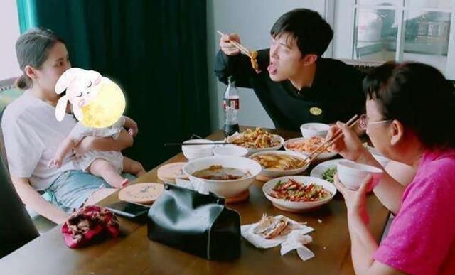 “孩子是捡来的吗?”爸妈吃饭嫌娃碍事,将孩子晾在身后桌子上