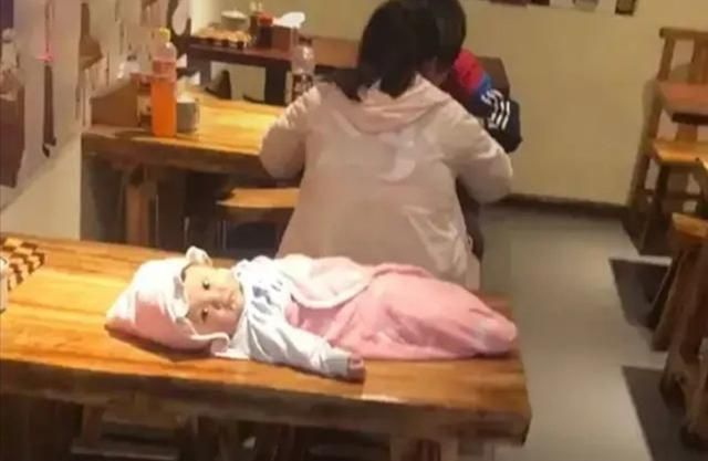 “孩子是捡来的吗?”爸妈吃饭嫌娃碍事,将孩子晾在身后桌子上