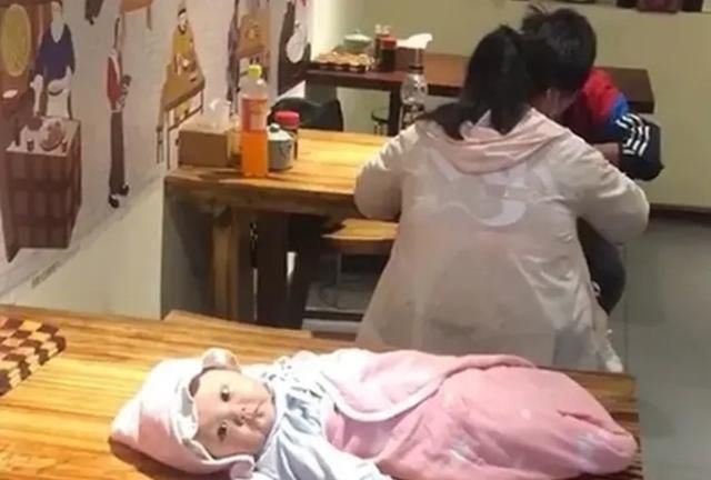 “孩子是捡来的吗?”爸妈吃饭嫌娃碍事,将孩子晾在身后桌子上