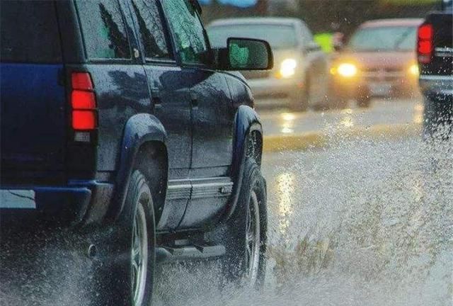 一场大暴雨后，新能源汽车“遮羞布”保不住了