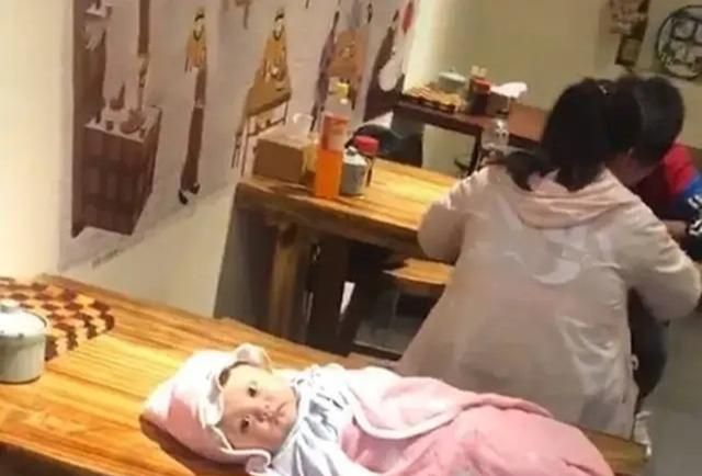 “孩子是捡来的吗?”爸妈吃饭嫌娃碍事,将孩子晾在身后桌子上
