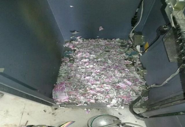 女子在ATM机取不出钱,工作人员打开机器后,眼前景象让人惊讶