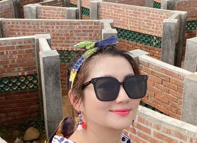 毁容1年后,Selina与不离不弃的张承中完婚,开始了被吸血的5年