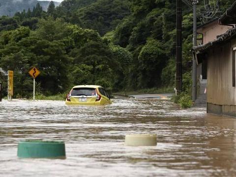 日本罕见暴雨已致2人死亡、数人失联,政府向7万余人发出避难指示