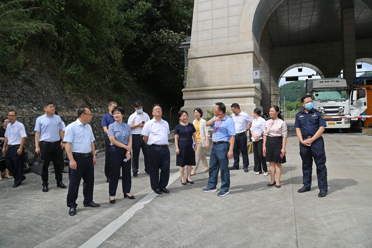 正文    7月4日,自治区司法厅党委副书记,厅长雷震率调研组到广西凭祥