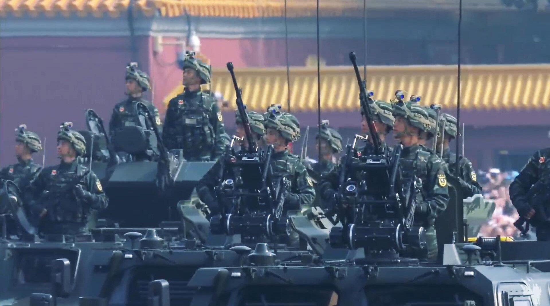 新中国70周年大阅兵，武警反恐突击方队受阅，时刻维护安定和谐！_新浪新闻