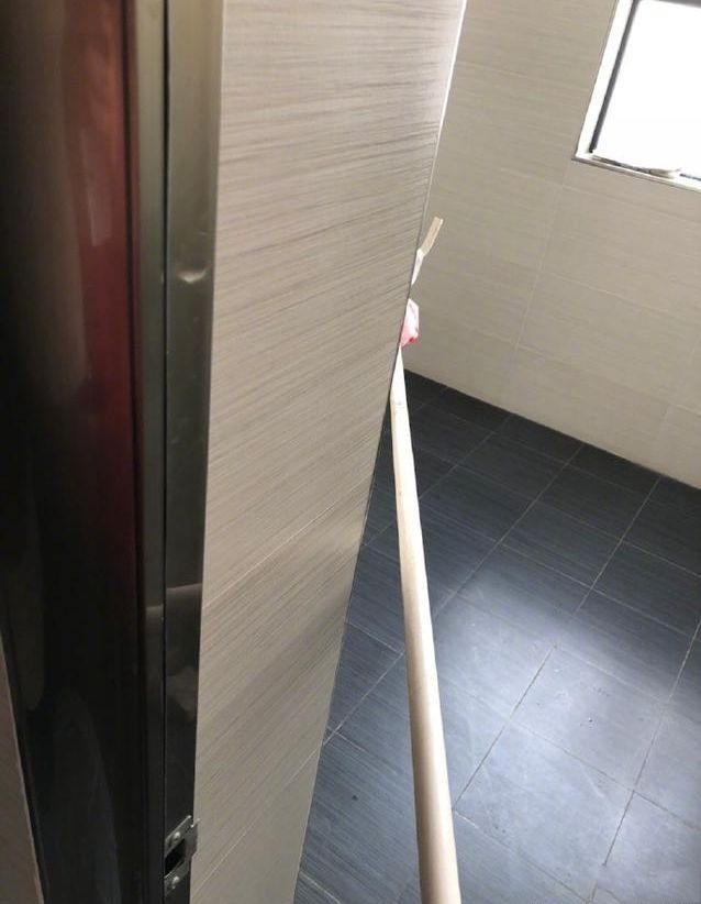 女子在洗手间突然来姨妈,点了外卖送来卫生巾,小哥做法很机智