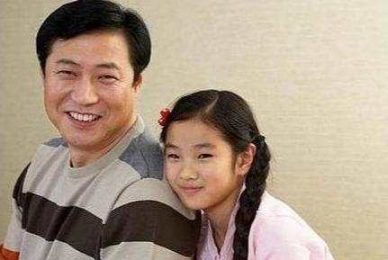 为抚养女儿,男子离异后一直未娶,10年后被父亲带的女孩成啥样了