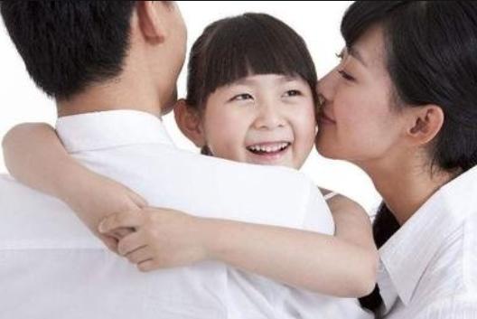 为抚养女儿,男子离异后一直未娶,10年后被父亲带的女孩成啥样了