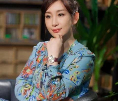 同样是当后妈,秦海璐从不与继子互动,而她却视继子如亲骨肉