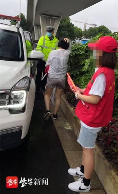 女学员上路执勤时呕吐不止,交警及时送医