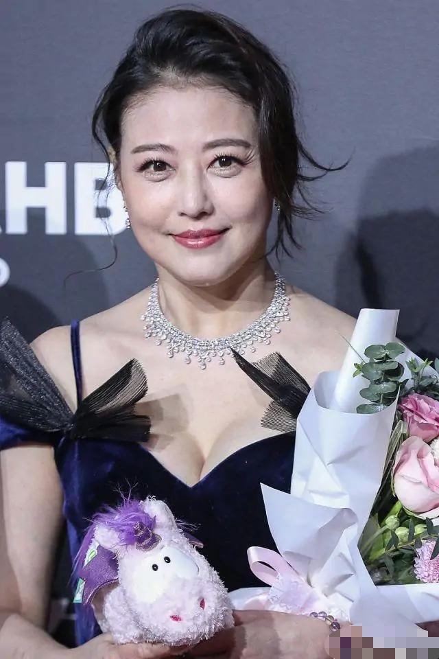 周海媚老来更"美艳",眼角爬满皱纹也魅力十足,丰盈得让人羡慕