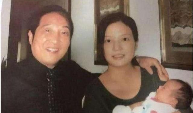 与百亿男友叶茂青同居3年的赵薇,为何嫁给“二婚带娃”的黄有龙