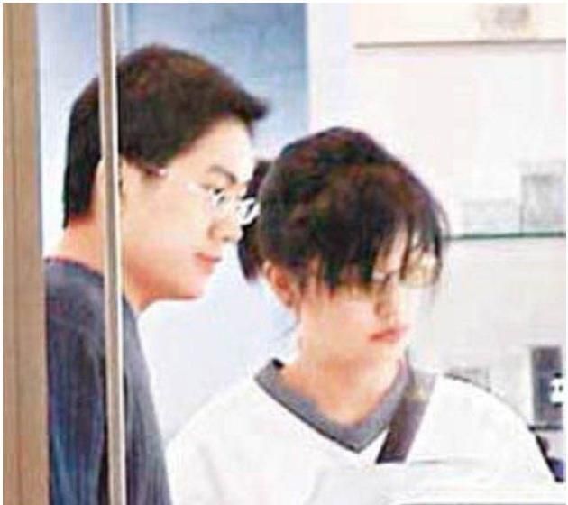 与百亿男友叶茂青同居3年的赵薇,为何嫁给“二婚带娃”的黄有龙