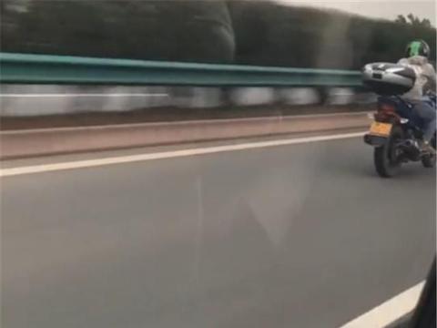 又有摩托车现高速，这次是铃木GW250，车主全程戴盔，还不载人