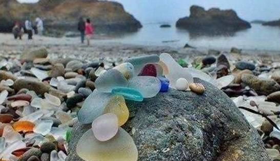 中国大妈“杠上”俄罗斯海滩,提麻袋打包,当地人无奈:快停手吧