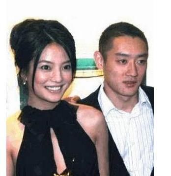 与百亿男友叶茂青同居3年的赵薇,为何嫁给“二婚带娃”的黄有龙